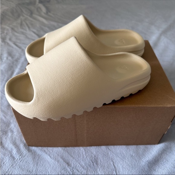 Yeezy Slide Bone 8US - Picture 2 of 5